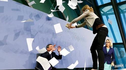 حمله یک دختر به رییس بانک مرکزی اروپا