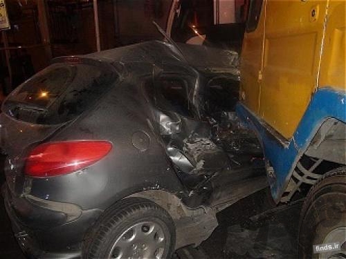 تصاویر تصادف 8 خودرو با یک چرثقیل در پاسداران تهران