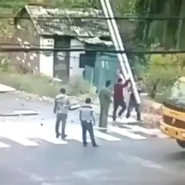 برق گرفتگی ماموران وزارت راه چین را ببینید