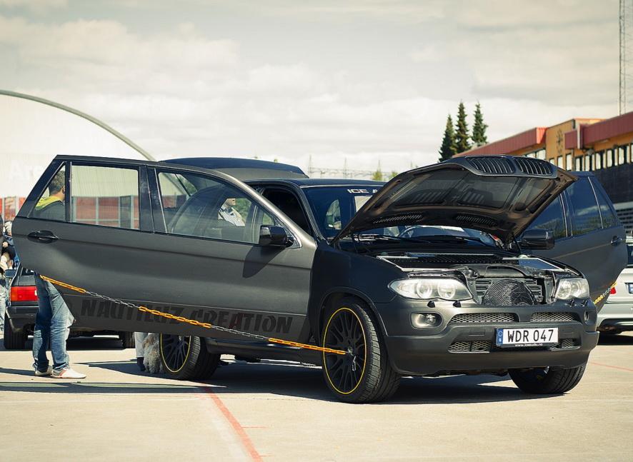 شاسی بلند BMW با 6 چرخ و پر از بلندگو!!
