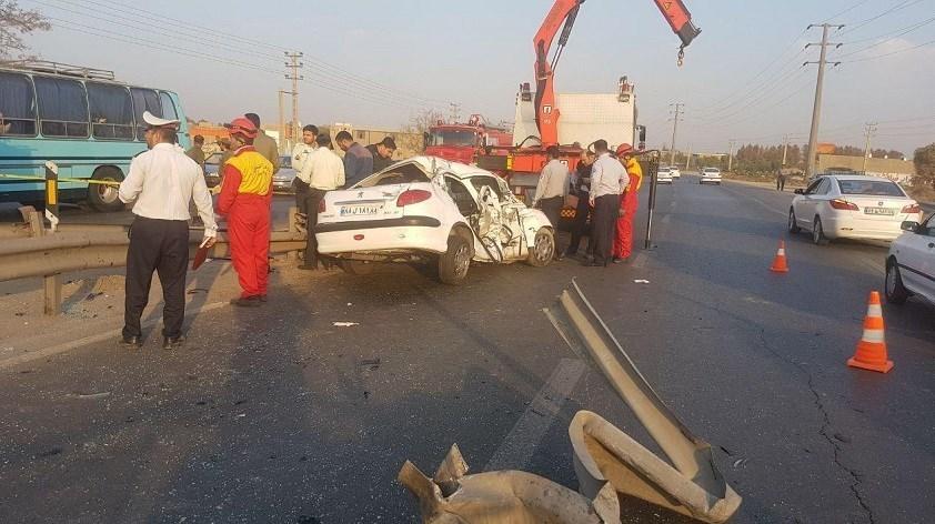 برخورد 206 اس دی با گاردریل و حبس شدن 2 خانم در آن!
