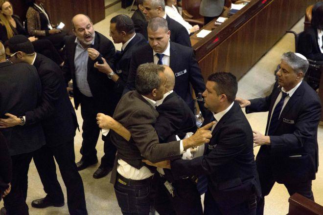 تنش در لحظه سخنرانی مایک پنس، معاون دونالد ترامپ / نماینده عرب اسرائیل اخراج شد