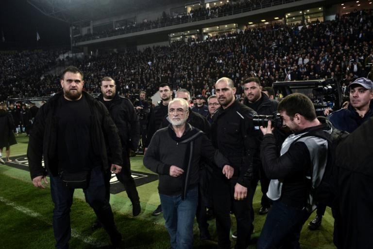 مدیر یک باشگاه، پس از قبول نشدن گل تیماش با اسحله وارد زمین شد!