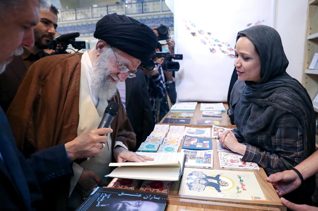 بازتاب جهانی انتشار عکسی از رهبر انقلاب در نمایشگاه کتاب