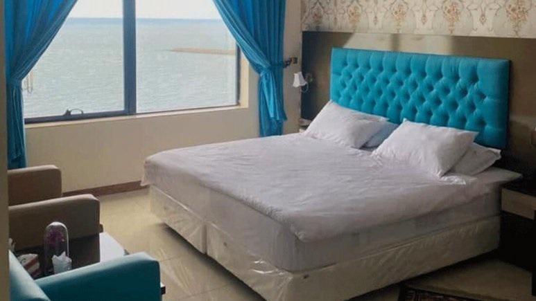 اتاق 2 تخته هتل لیدو رامسر با ویو دریا و تخت آبی سفید
