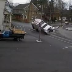 ویدیویی وحشتناک از واژگون شدن ماشین حمل زباله