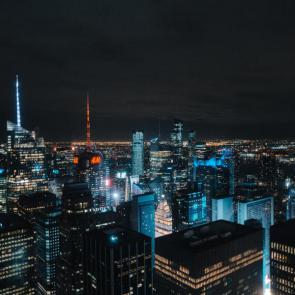 پس زمینه شهر در شب برای گوشی موبایل | Photo by Donny Jiang