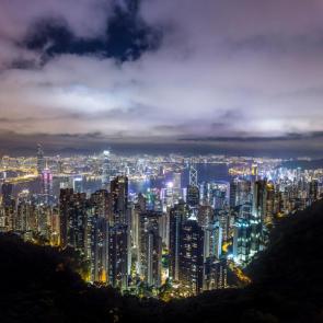 پس زمینه شهر در شب | Hong Kong Photo by Denys Nevozhai
