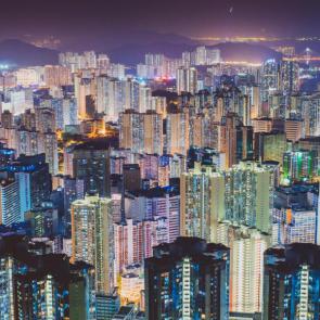 پس زمینه شهر در شب | Hong Kong Photo by Joseph Chan