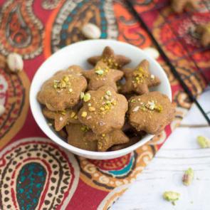عکس نان نخودچی | Nan-E Nokhodchi Persian Chickpea Cookies With Cardamom and Pistachios