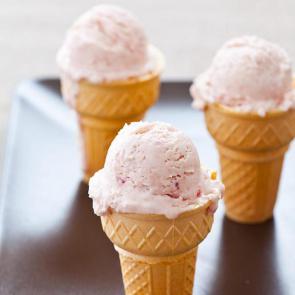 بستنی قیفی با طعم توت فرنگی | Magic Strawberry Ice Cream
