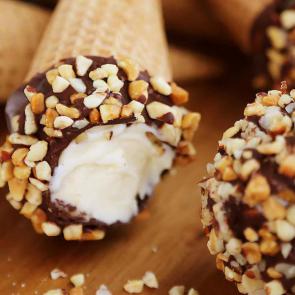 بستنی قیفی پر از شکلات | Homemade Chocolate-Dipped Ice Cream