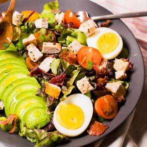 عکس سالاد سرآشپز  | Healthy Chef Salad with Crumbled Bacon, Chicken, and Avocado