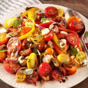 سالاد فلفل دلمه ای با سرکه بالزامیک | Roasted Pepper Salad with Balsamic Vinaigrette