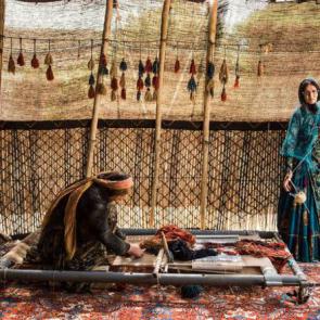 زنان عشایر ایرانی در حال بافت گلیم
