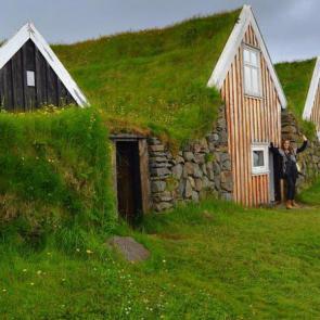 منظره یک خانه زیبا در ایسلند | Turf Houses in Iceland