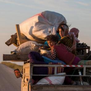 کودکان آواره سوری در رأس‌العین یکی از شهرهای کردستان سوریه
-
یکی از عکس های برگزیده سال رویترز