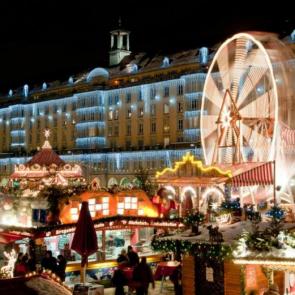 بازار کریسمس شهر کلن در آلمان

همه‌ساله حدود چهارمیلیون نفر از بازار زیبای کریسمس شهر کلن در کنار کلیسای این شهر (دُم) دیدن می‌کنند. این بازار کریسمس از محبوب‌ترین بازارهای سراسر آلمان است.