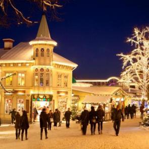 بازار کریسمس شهر یوتبری در سوئد

بازار کریسمس شهر یوتبری یا گوتنبرگ بزرگ‌ترین بازار کریسمس در سوئد است. در این بازار پنج‌میلیون چراغ، فضایی رویایی بوجود می‌آورند. خوراکی‌های مخصوص کشور سوئد و اجرای تئاتر و برنامه‌های موسیقی بخش‌هایی از مراسم بازار کریسمس در شهر یوتبری سوئد هستند.