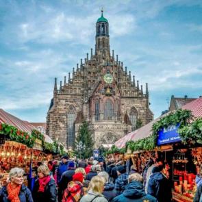 بازار کریسمس شهر نورنبرگ در آلمان

بازار کریسمس شهر نورنبرگ در آلمان یکی از قدیمی‌ترین بازارهای کریسمس در جهان است. اولین اطلاعات در باره این بازار به سال ۱۶۱۰ میلادی برمی‌گردد. در روایت‌های مربوط به این سال اشاره‌هایی به شیرینی‌های مخصوص نورنبرگی و تزئینات کریسمس در ایام کریسمس در این شهر شده است. 