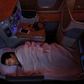 کابین کلاس تجاری هواپیمایی امارات ، با صندلی کاملا مجهز و قابل تبدیل به تخت خواب ، به همراه تشک و در خصوصی کابین و تنظیم روشنایی محیط برای ریلکس کردن