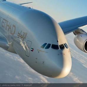 فرست کلاس هواپیمایی اتحاد با هواپیمای A380s : دو توالت + صندلی چرمی ، کمد شخصی ، تنظیم نور کابین