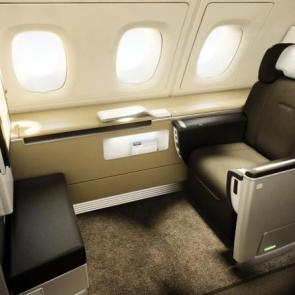 سوئیت فرست کلاس هواپیمایی لوفتهانزا ساده و پیشرفته می باشد. با صندلی نرم ، تشک بالش و لحافی مناسب خواب راحت + سرو خاویار