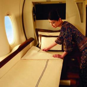 فرست کلاس سنگاپور ایرلاینز Singapore Airlines با تختی بسیار راحت و بزرگ 