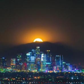 طلوع ماه در آسمان لوس آنجلس - عکاس : Michael Holden