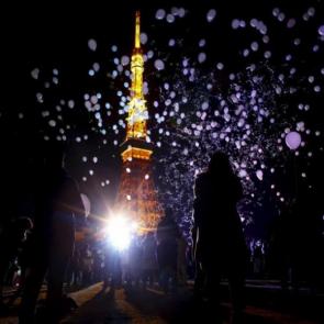پرواز بادکنک ها در جشن سال نوی میلادی در کنار برج توکیو