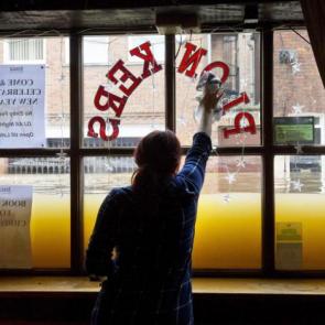 زنی در منطقه یوک انگلیس در حال تمیز کردن رستورانش است در حالی که سیل تمام منطقه را فرا گرفته.
منبع : Justin Tallis/AFP/Getty Images