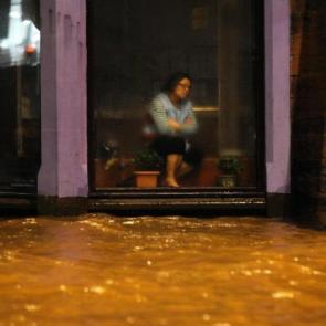 زنی درون رستوران چینی در جنوب اسکاتلند نشسته و ناراحت سیل است / Andy Buchanan/AFP/Getty Images