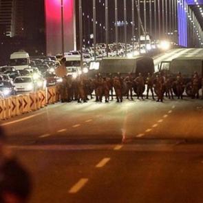 نیروهای نظامی عامل کودتا پل‌های اصلی استانبول را بستند.