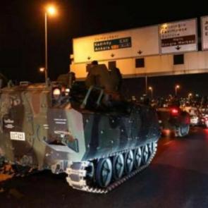 تانک‌های ارتش به خیابان‌های آنکارا و استانبول آمدند و در اطراف ساختمان‌های مهم، از جمله پارلمان ترکیه مستقر شدند.