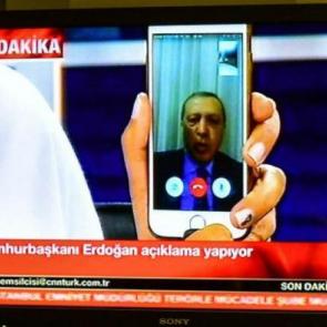 آقای اردوغان در مصاحبه‌ای تلویزیونی از هوادارانش خواست که به خیابان بریزند.