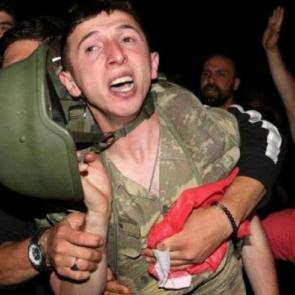 درگیری‌هایی میان سربازان عامل کودتا و هواداران رجب طیب اردوغان رخ داد.