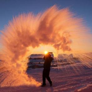 تصویری از پخش کردن آب گرم در قطب جنوب، و یخ زدن این آب در هوا