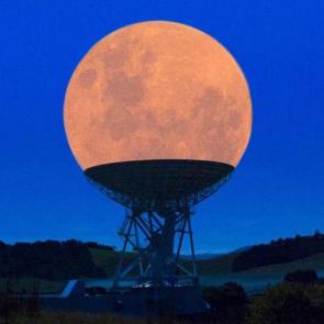 سوپر مون (نزدیک ترین حالت ماه به کره زمین) درون یک تلسکوپ رادیویی