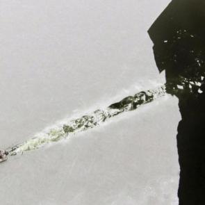 قایقی که در حال شکستن یخ ها در خلیج ماریون