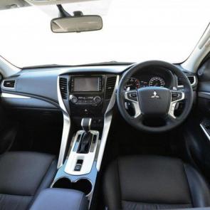 #6 Mitsubishi Pajero 2016 interior