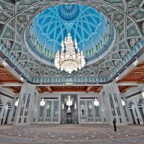 تصویری از نمای درونی مسجد سلطان قابوس عمان