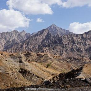 لذت صخره نوردی و کویرگردی را همراه با هم تجربه کنید.

بیشتر مناطق عمان کوهستانی است. بلندترین قله کوه حجر نام دارد. در بیشتر تورهای گردشگری کویرگردی را هم به مشتریان خود پیشنهاد می کند. که در مدت کویرگردی در خیمه های بیابانی با امکانات کامل سپری می کنند.