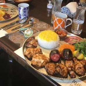 Fatemeh Rad
رستوراني با فضاي بسيار خوب و پرسنلي با رفتاري دوستانه. جوجه تندوري و مرصع پلو با گردن عالي بود