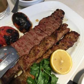 Amirhossein Darafsheh<br />
بدون شک یکی از بهترین رستوران‌های تهران. کباب‌‌ها، ته‌چین و ماهیچه شدیدا پیشنهاد میشه. قیمتها بالاس