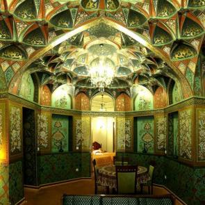 سوئیت صفوی هتل عباسی اصفهان<br />
<br />
سوئیت هایی رو به باغ دارای دو اتاق خواب دو نفره؛ بنای اصلی این سوئیت ها متعلق به دوران صفوی بوده و معماری آن نیز الهام گرفته از همین دوره می باشد. تلفیق گچ بری، تشعیر، تذهیب و مقرنس، فضایی منحصر به فرد را برای این سوئیت ها خلق کرده که در کمتر هتلی مشابه آن یافت می شود.