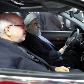 روحانی به همراه محمدرضا نعمت‌زاده وزیر صنعت و معدن درون کابین دنا پلاس
