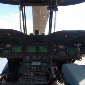 نمایی از درون کابین خلبانان هلیکوپتر بوئینگ شینوک #4