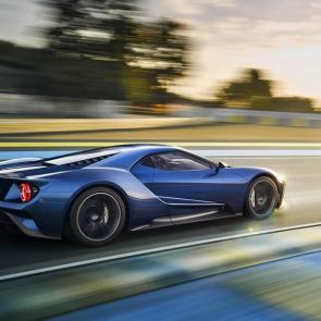 The body of the Ford GT as well as the driver’s cabin is made from strong, lightweight carbon fiber. The aluminum subframes efficiently add strength.