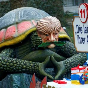 کارناوالیست‌های شهر ماینز برداشت دیگری از آنگلا مرکل دارند. مجسمه صدراعظم آلمان به عنوان لاک‌پشت پیری که در کنار آن نوشته شده است 