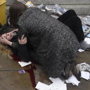  یکی از مجروحان حمله لندن REUTERS/Toby Melville<br />
<br />
یکی دیگر از نامزدهای بهترین عکس خبری سال یکی از مجروحان حادثه حمله با خودرو در لندن را نشان می‌دهد. این عکس در روز ۲۲ مارس گذشته توسط توبی ملویل، عکاس خبرگزاری رویترز گرفته شد.